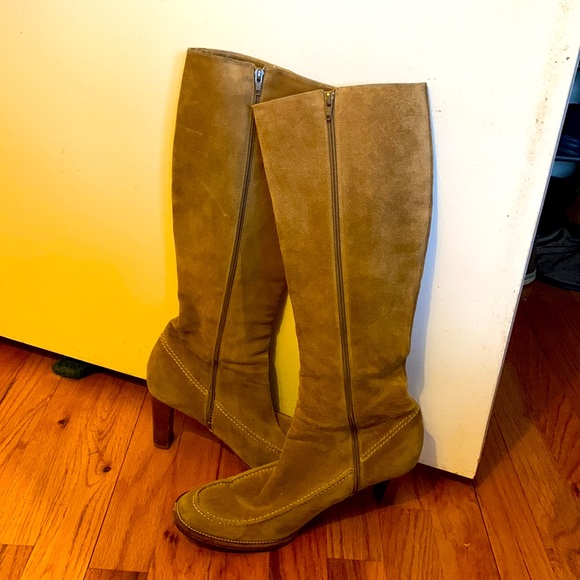 Y2K Rare find. Ralph Lauren 7.5 tan suede boots. Good condition. Some wear. - Picture 2 of 9